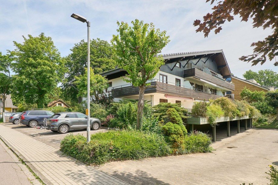 Seitenansicht Zufahrt zum Carport Wohnung Scharbeutz